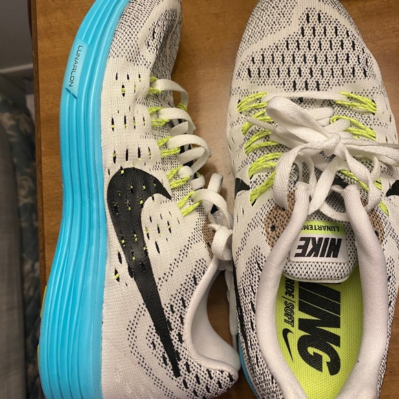 Nike shoes - Picture 1 of 2